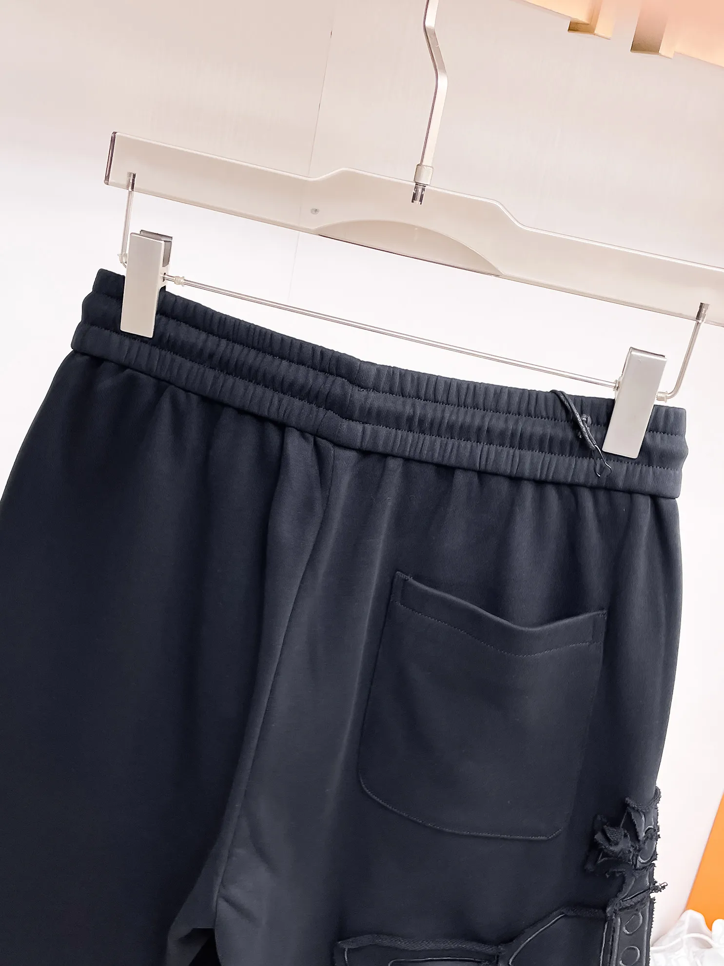 The Queen Mother's three-standard complete 2026 summer New Arrival men's casual shorts, advanced custom-made fabric Breathable fabric, Breathable elasticity and comfort, impeccable details, top-grade accessories, original logo design concept, delicate and soft feel! The upper body fit is awesome! Size: M-XXXL Please state your height and weight when ordering